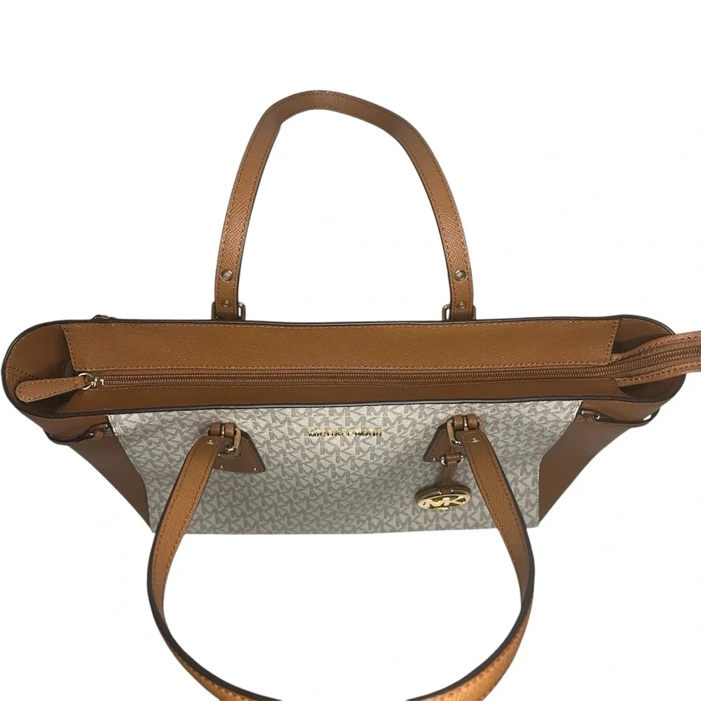 Michael Kors Voyager Medium Tote Bag in Vanilla & Acorn Tablet Pocket Zipper Top - Picture 10 of 10